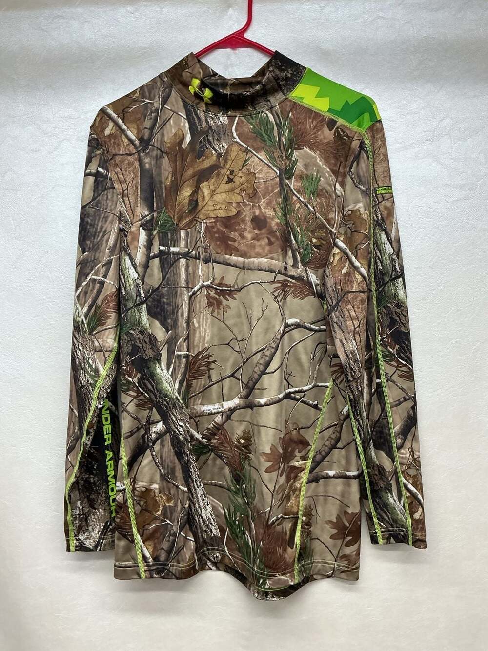 Under Armour Realtree Camo Mock Neck Shirt Size XL